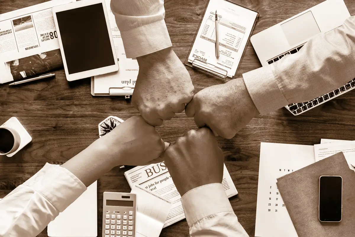 Illustration du travail d’équipe en entreprise, symbole de collaboration professionnelle, de cohésion d’équipe et de réussite collective dans le monde du travail.